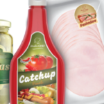 Produtos alimentícios industrializados, como azeitonas, ketchup, presunto e queijo fatiados, exibidos com suas embalagens e rótulos.