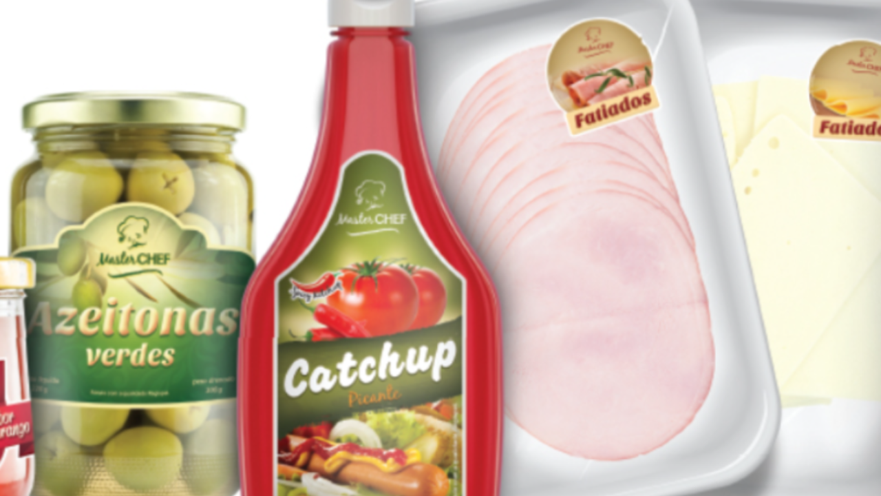 Produtos alimentícios industrializados, como azeitonas, ketchup, presunto e queijo fatiados, exibidos com suas embalagens e rótulos.